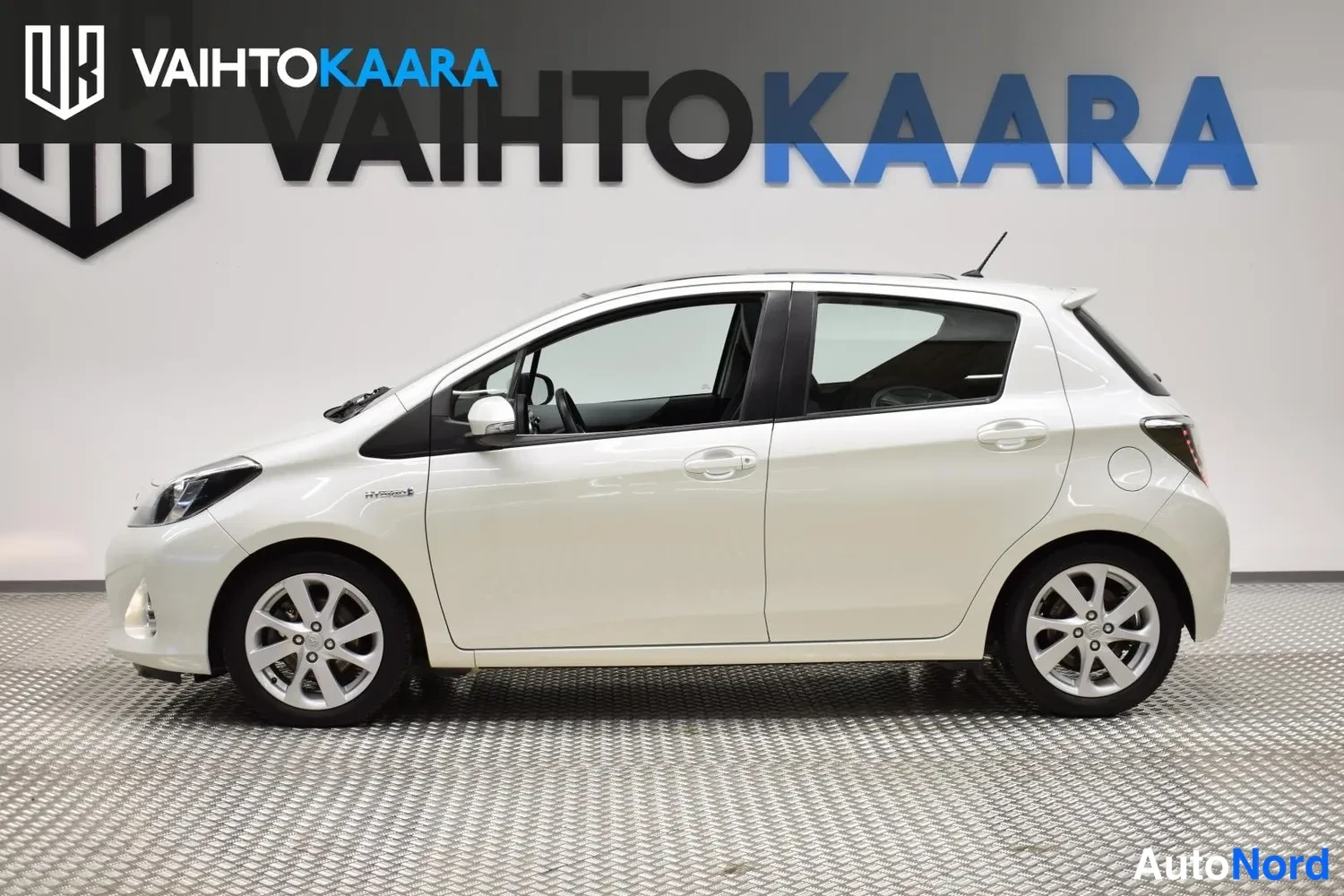 Valkoinen Toyota Yaris Hybrid 2012, sivulta, kuva 4