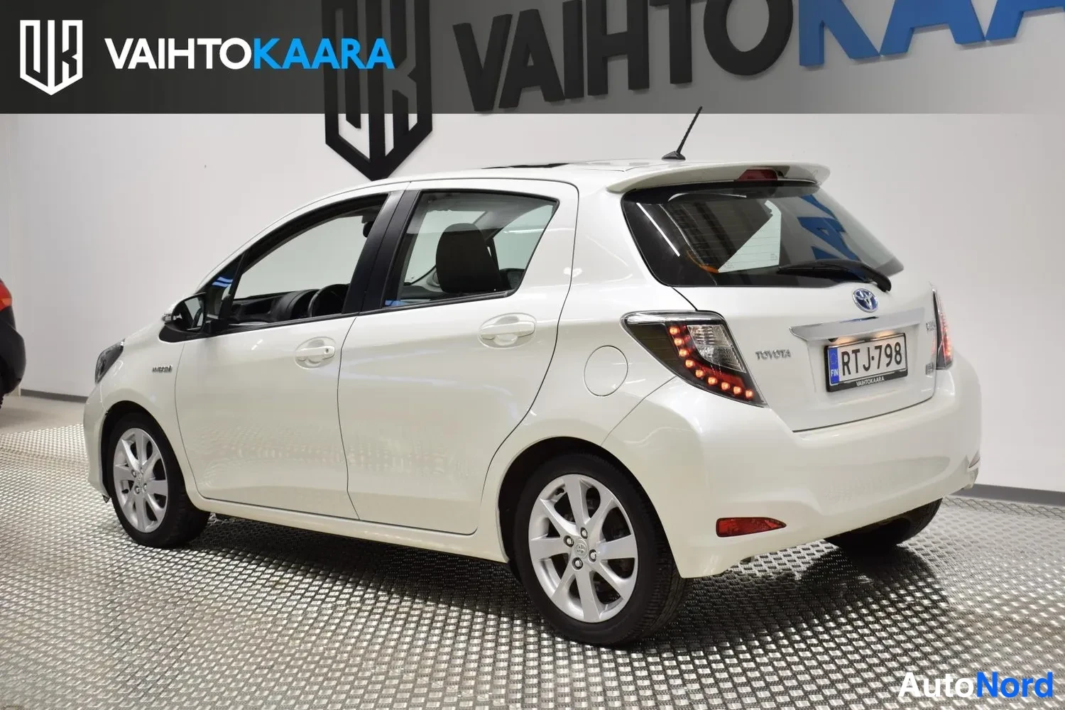 Valkoinen Toyota Yaris Hybrid 2012, takaviisto, kuva 5