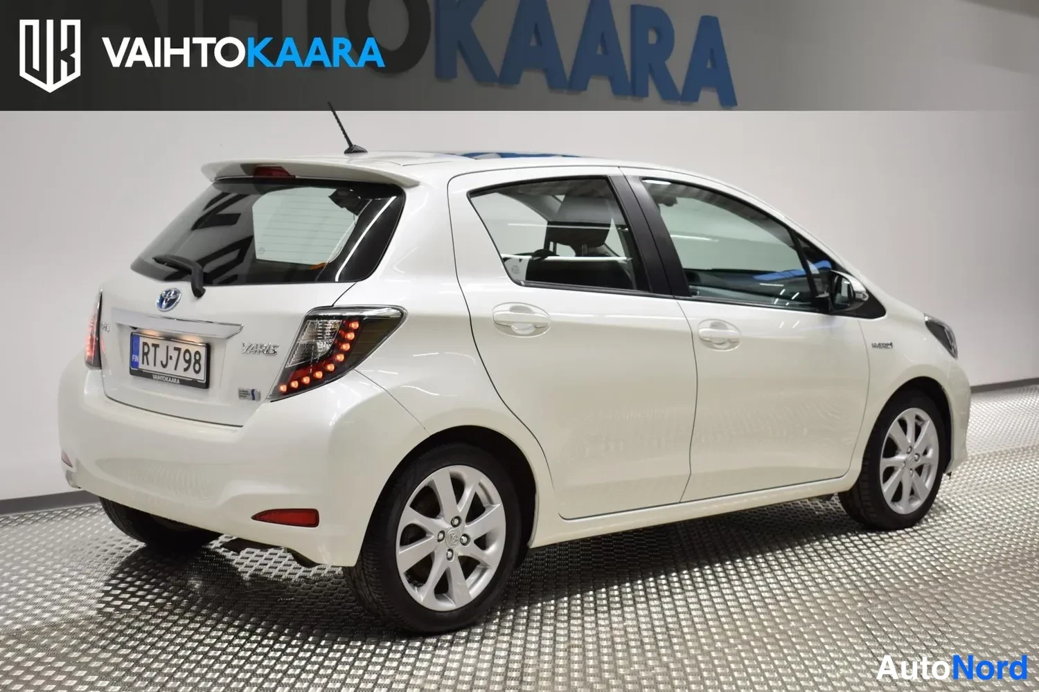 Valkoinen Toyota Yaris Hybrid 2012, takaviisto, kuva 6