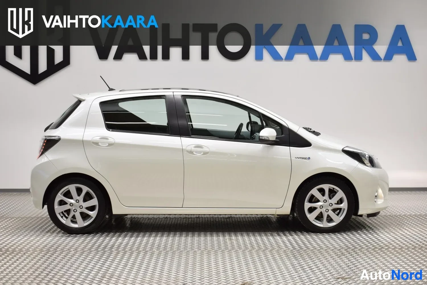 Valkoinen Toyota Yaris Hybrid 2012, sivulta, kuva 3
