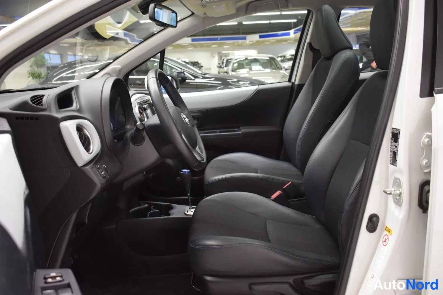 Valkoinen Toyota Yaris Hybrid 2012, ohjaamo, kuva 7