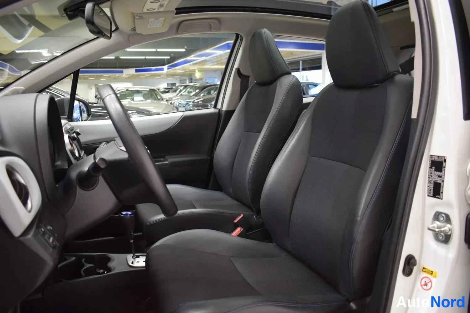 Valkoinen Toyota Yaris Hybrid 2012, etuistuimet, kuva 8