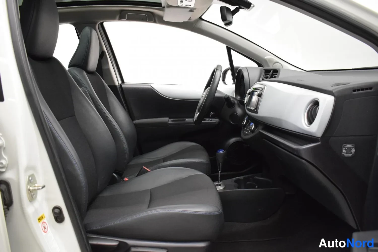 Valkoinen Toyota Yaris Hybrid 2012, etuistuimet, kuva 9