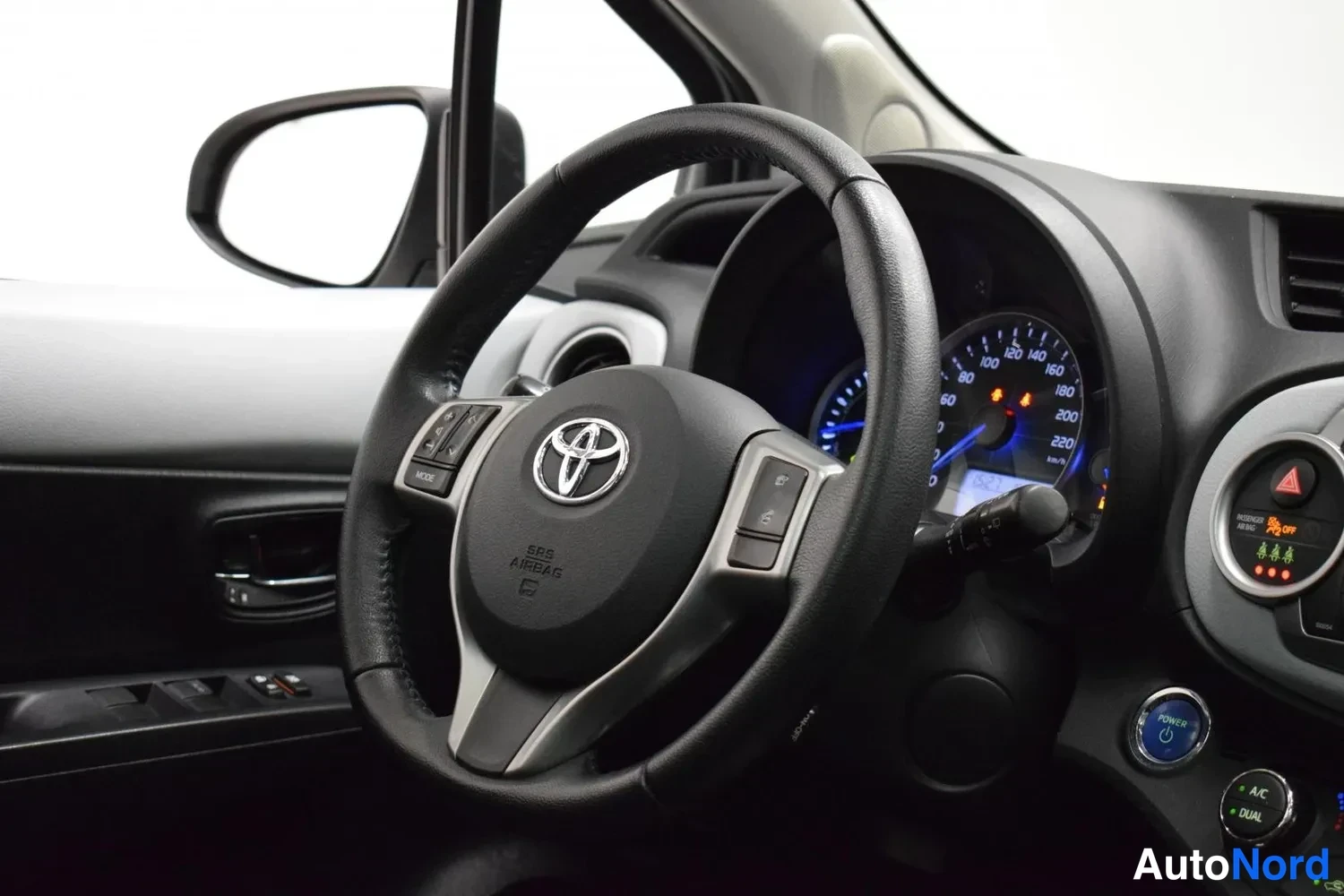 Valkoinen Toyota Yaris Hybrid 2012, yksityiskohta, kuva 11