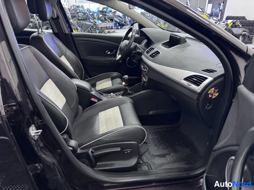 Ruskea Renault Megane 2013, etuistuimet, kuva 7