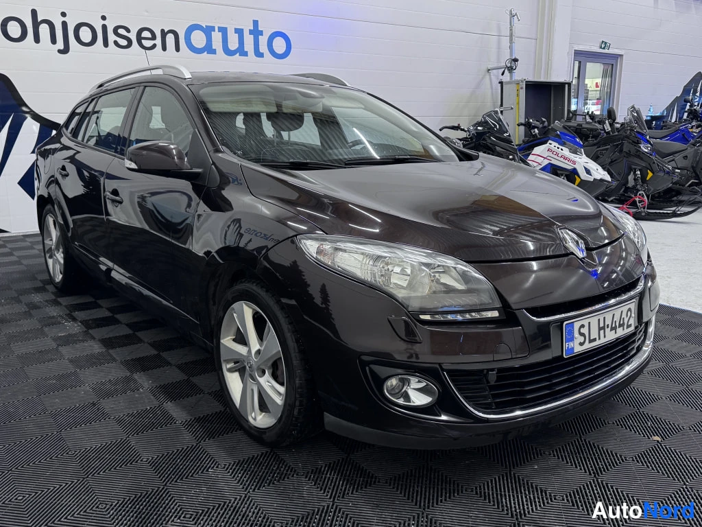 Ruskea Renault Megane 2013, etuviisto, keula oikealle, kuva 2