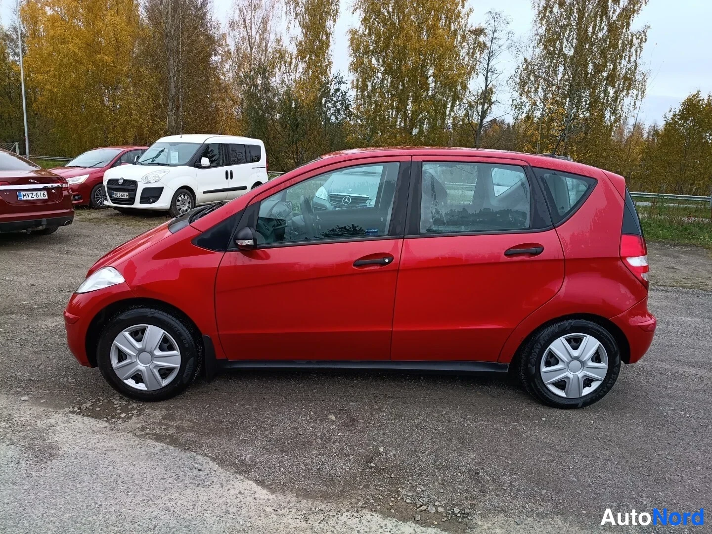 Punainen Mercedes-Benz A 150 2005, sivulta, kuva 3
