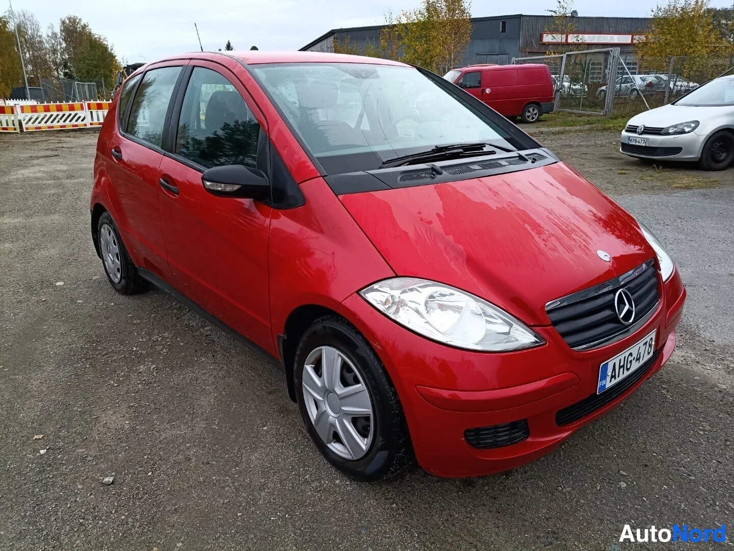 Punainen Mercedes-Benz A 150 2005, etuviisto, keula oikealle, kuva 2
