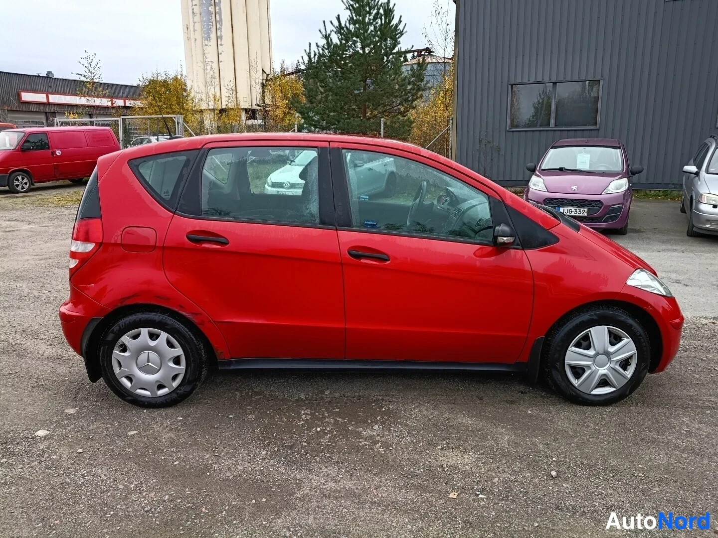 Punainen Mercedes-Benz A 150 2005, sivulta, kuva 4