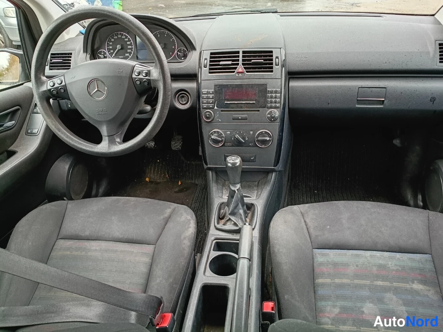 Punainen Mercedes-Benz A 150 2005, ohjaamo, kuva 7