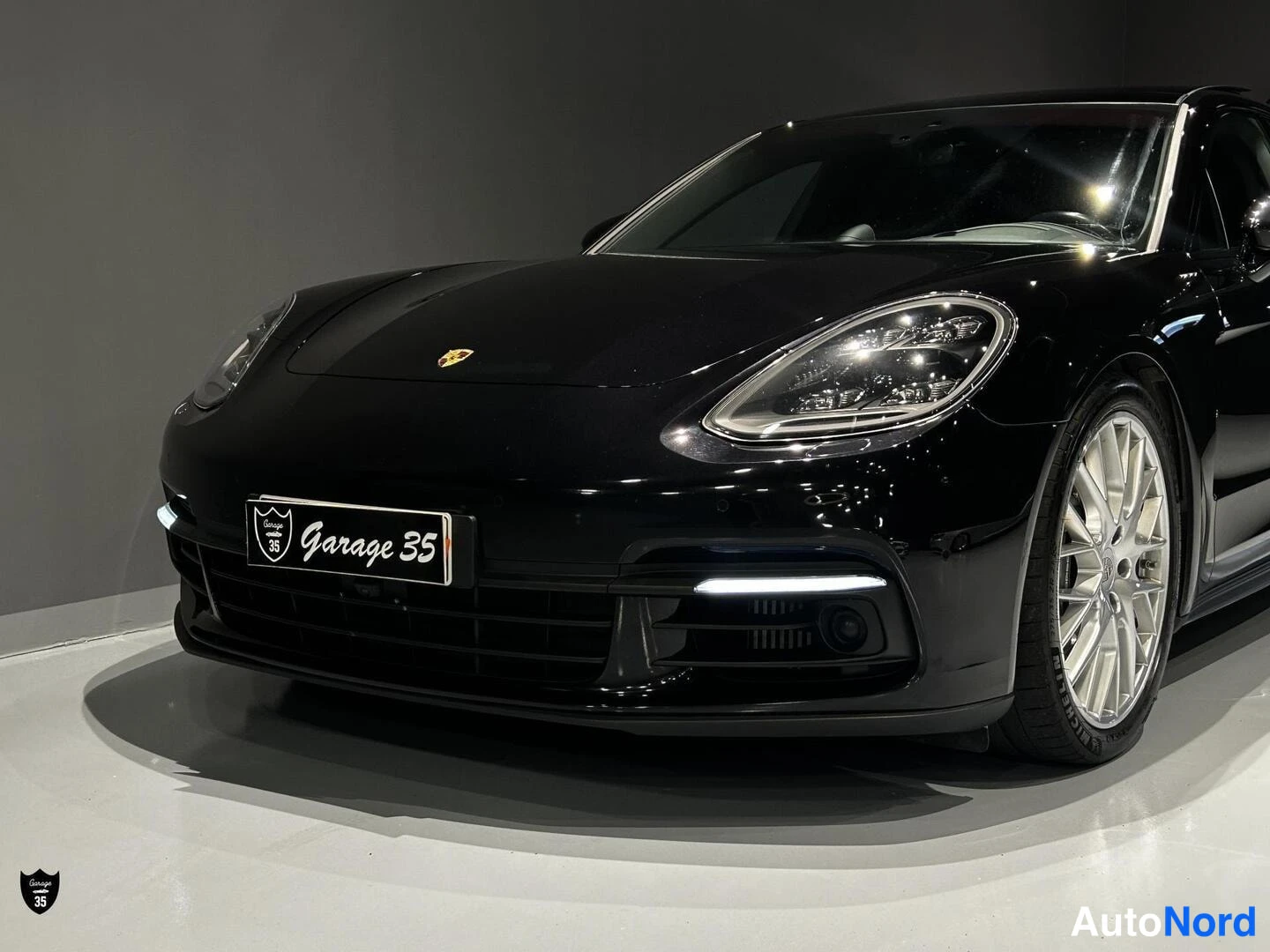 Musta Porsche Panamera 4 E-Hybrid 2019, etuviisto, keula vasemmalle, kuva 2