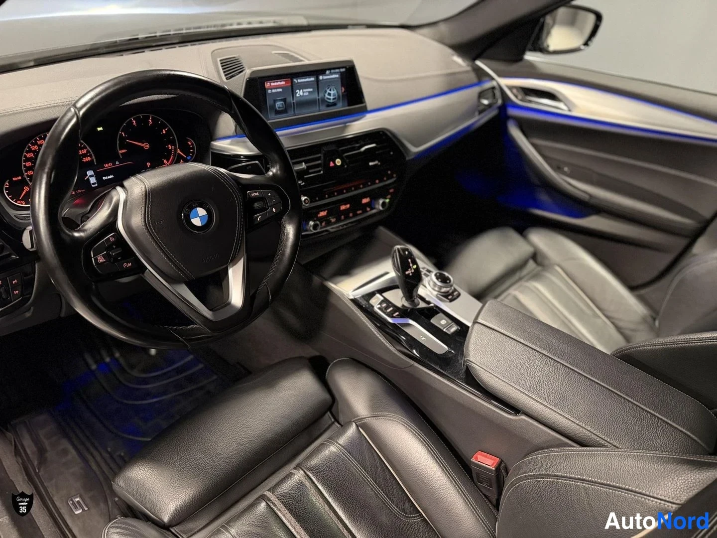 Musta BMW 530d xDrive 2017, ohjaamo, kuva 12