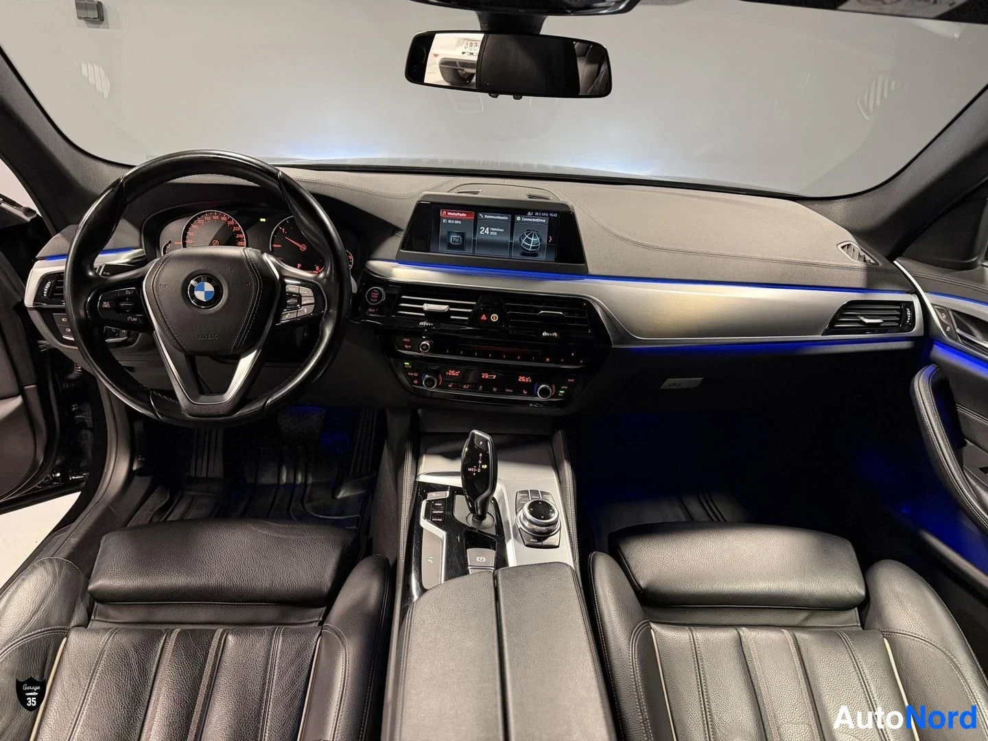 Musta BMW 530d xDrive 2017, ohjaamo, kuva 13