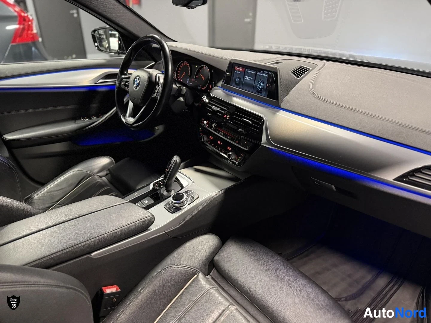 Musta BMW 530d xDrive 2017, ohjaamo, kuva 14
