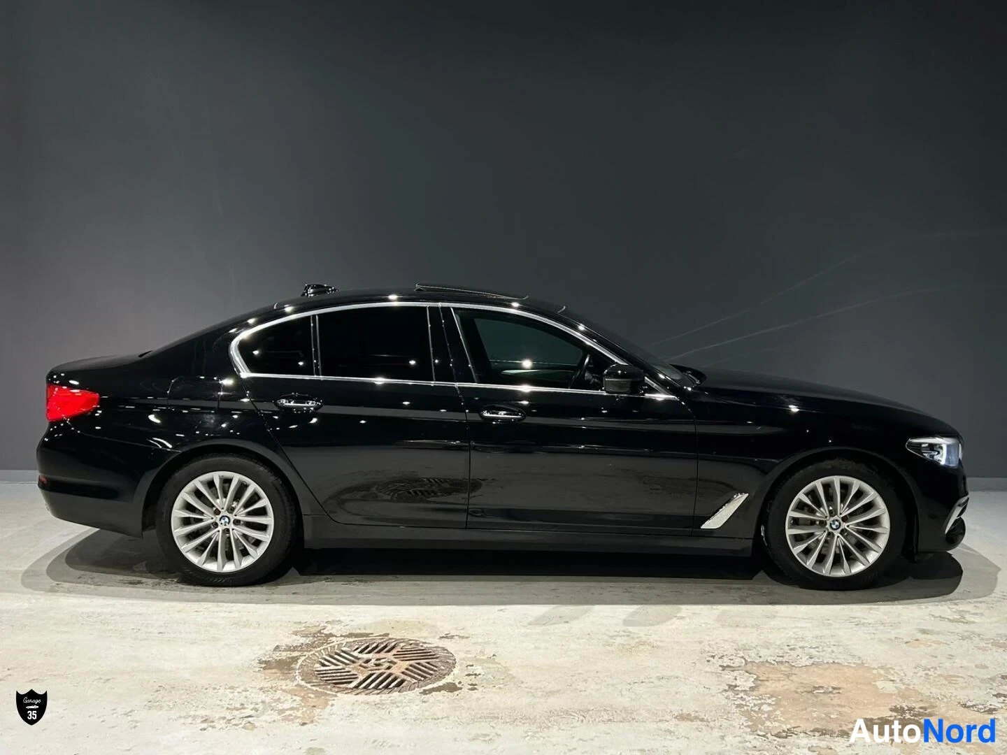 Musta BMW 530d xDrive 2017, etuviisto, keula oikealle, kuva 4