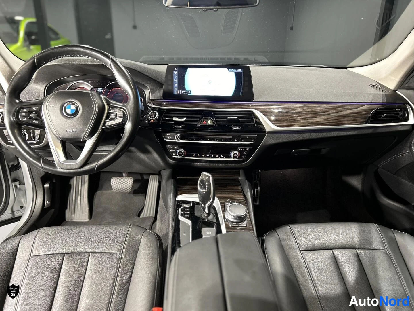 Harmaa BMW 530d xDrive 2017, ohjaamo, kuva 12