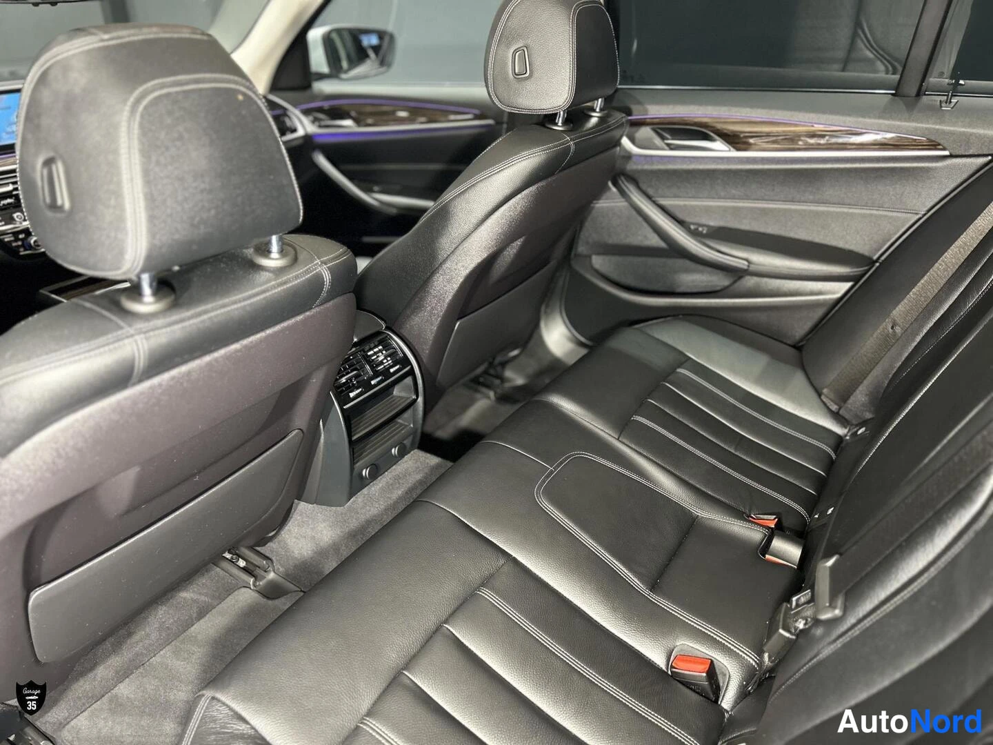 Harmaa BMW 530d xDrive 2017, takaistuimet, kuva 15