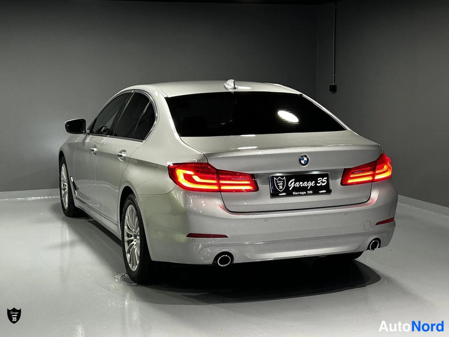 Harmaa BMW 530d xDrive 2017, takaviisto, kuva 7