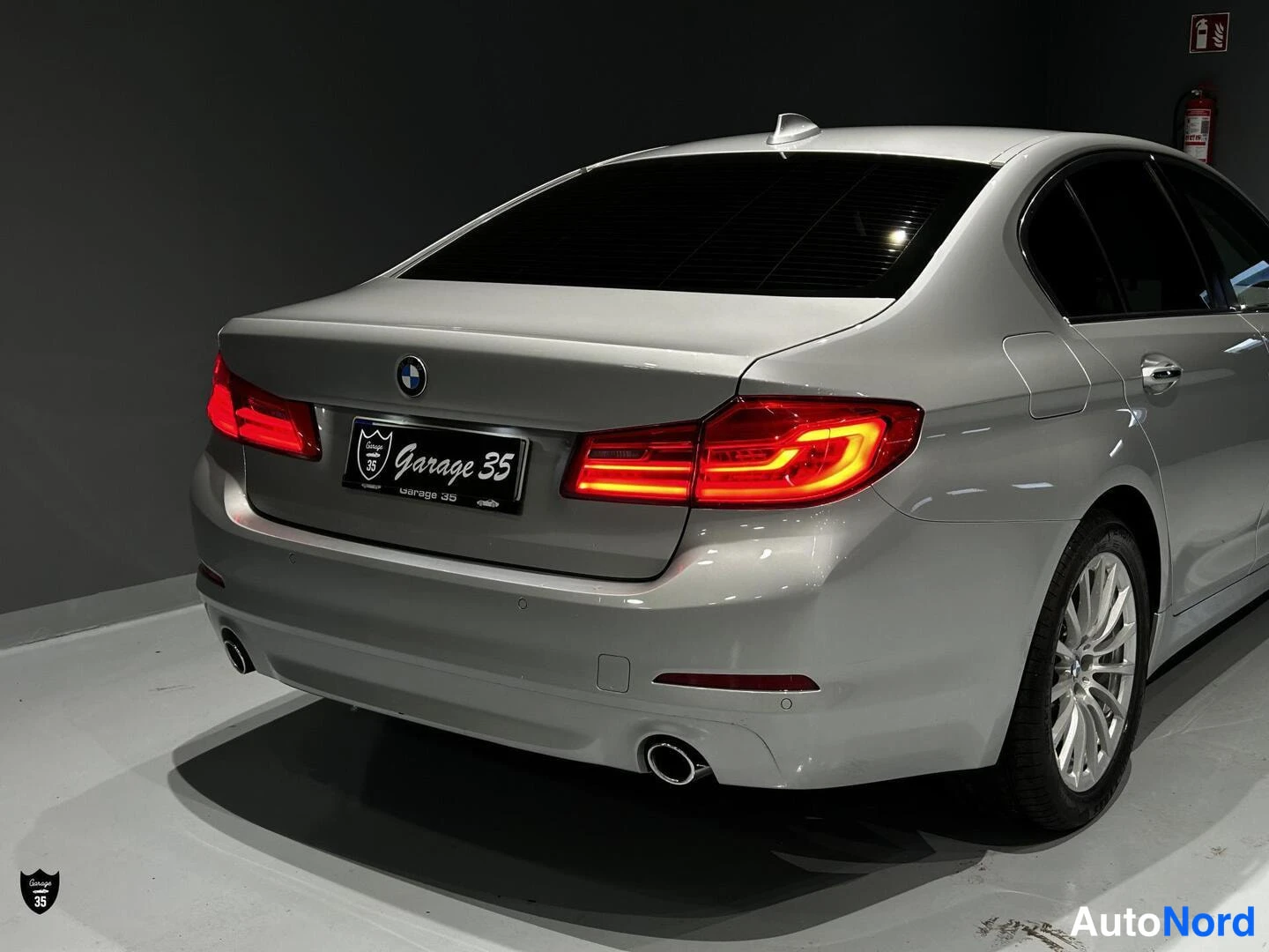 Harmaa BMW 530d xDrive 2017, takaviisto, kuva 9