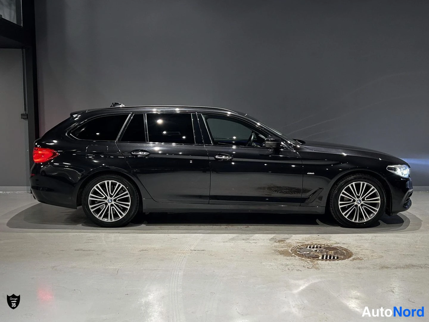 Musta BMW 530d xDrive 2017, sivulta, kuva 5