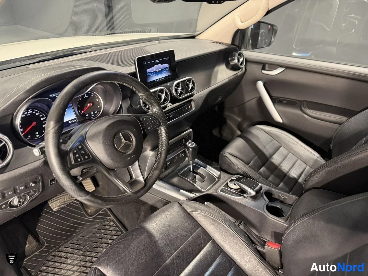 Valkoinen Mercedes-Benz X d 2018, ohjaamo, kuva 13