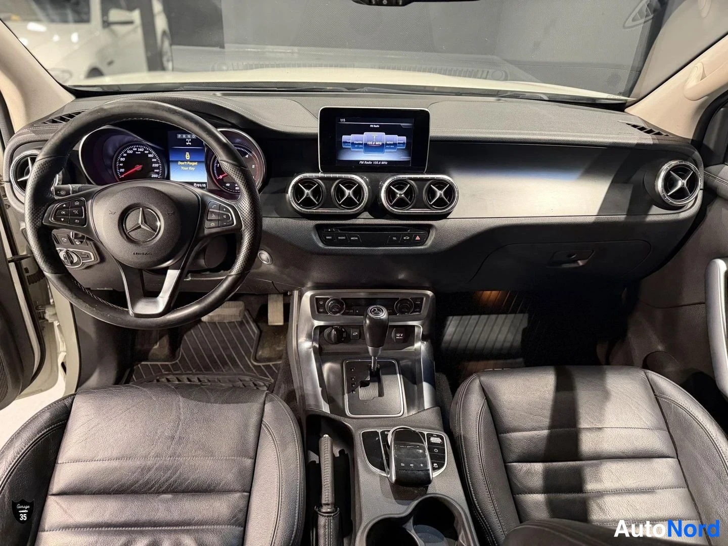 Valkoinen Mercedes-Benz X d 2018, ohjaamo, kuva 11