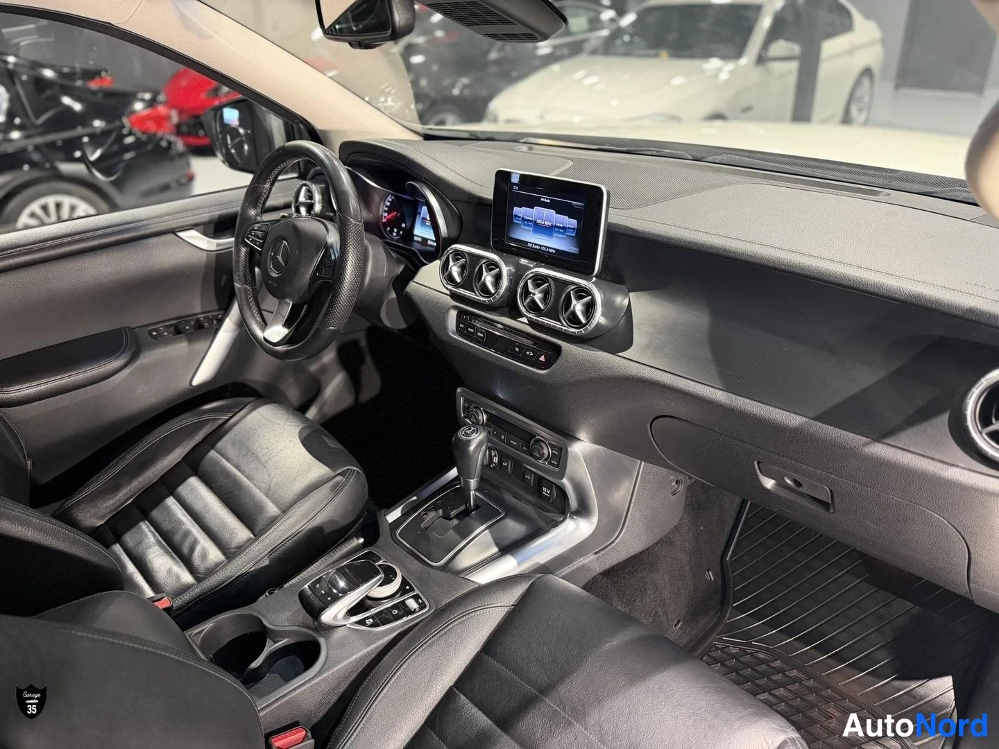 Valkoinen Mercedes-Benz X d 2018, ohjaamo, kuva 12