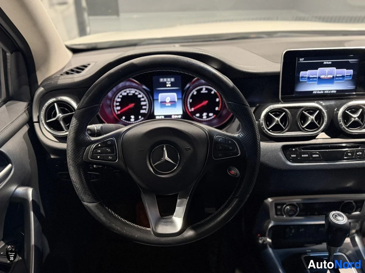 Valkoinen Mercedes-Benz X d 2018, ohjaamo, kuva 14