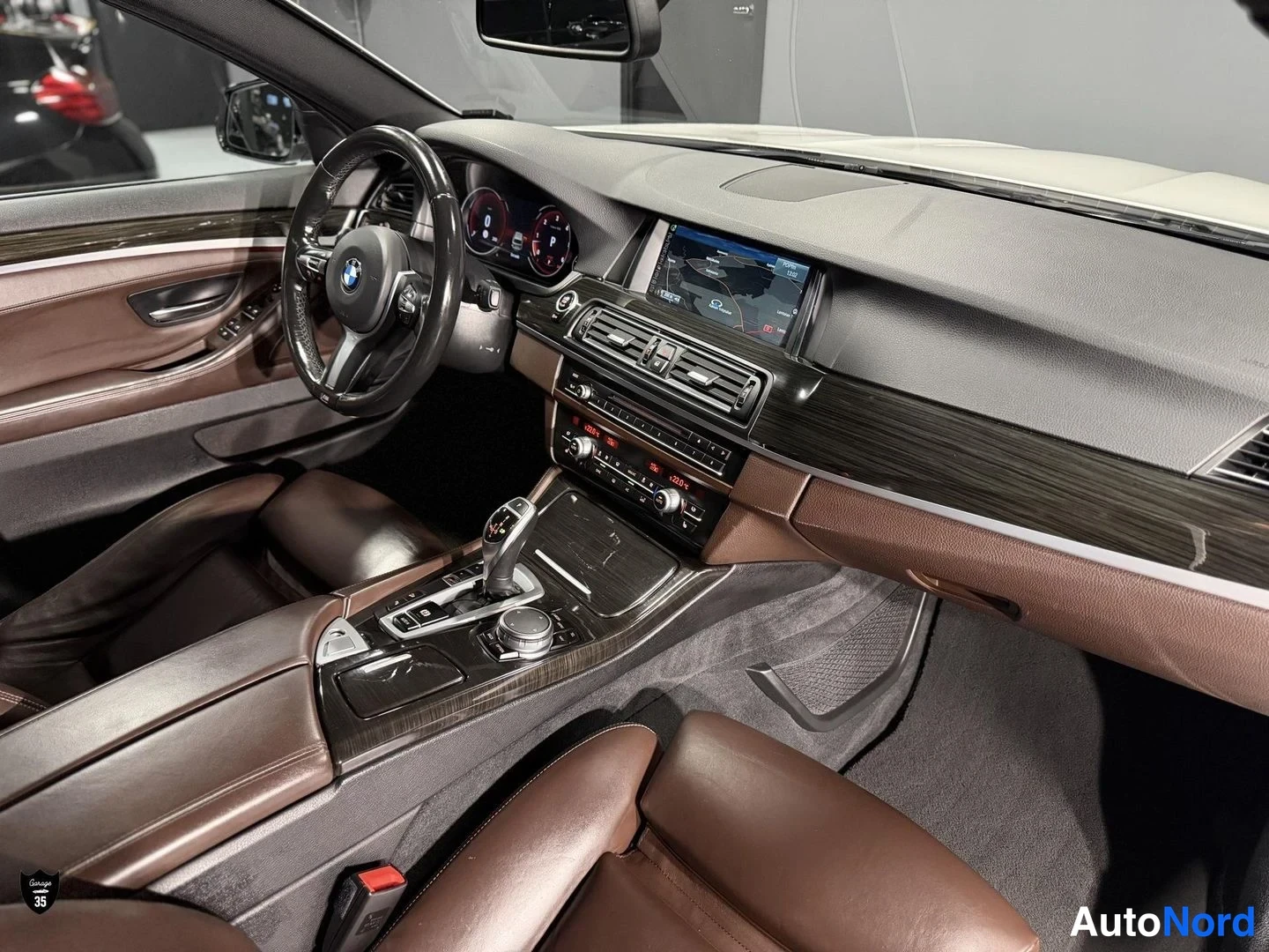 Valkoinen BMW 535d xDrive 2016, ohjaamo, kuva 13