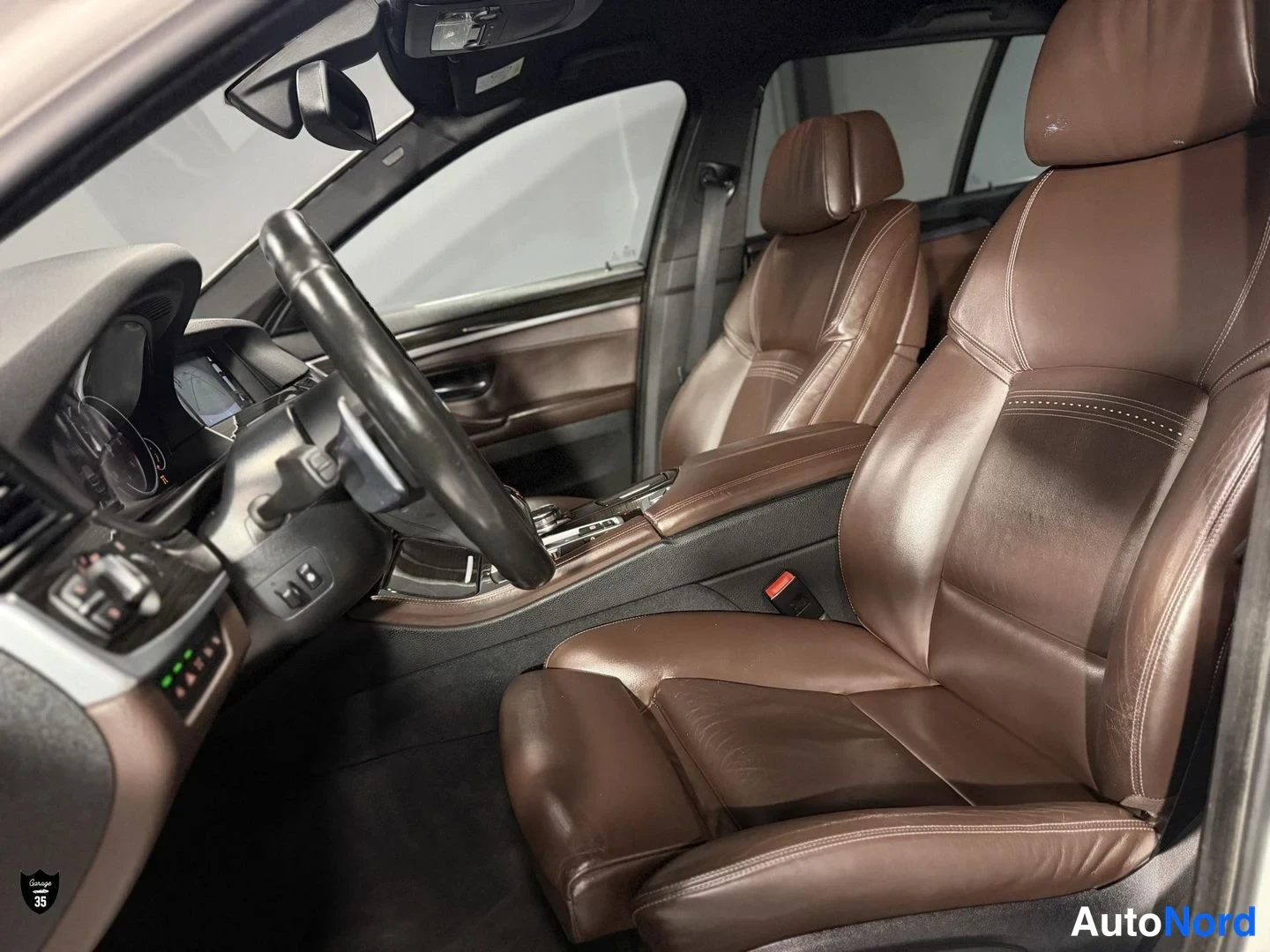 Valkoinen BMW 535d xDrive 2016, etuistuimet, kuva 15