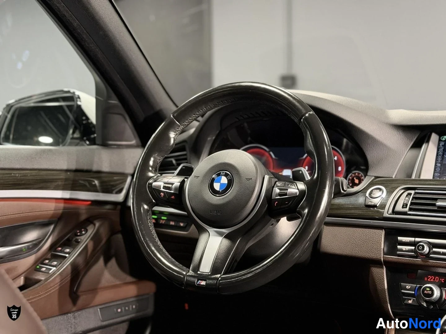 Valkoinen BMW 535d xDrive 2016, ohjaamo, kuva 14