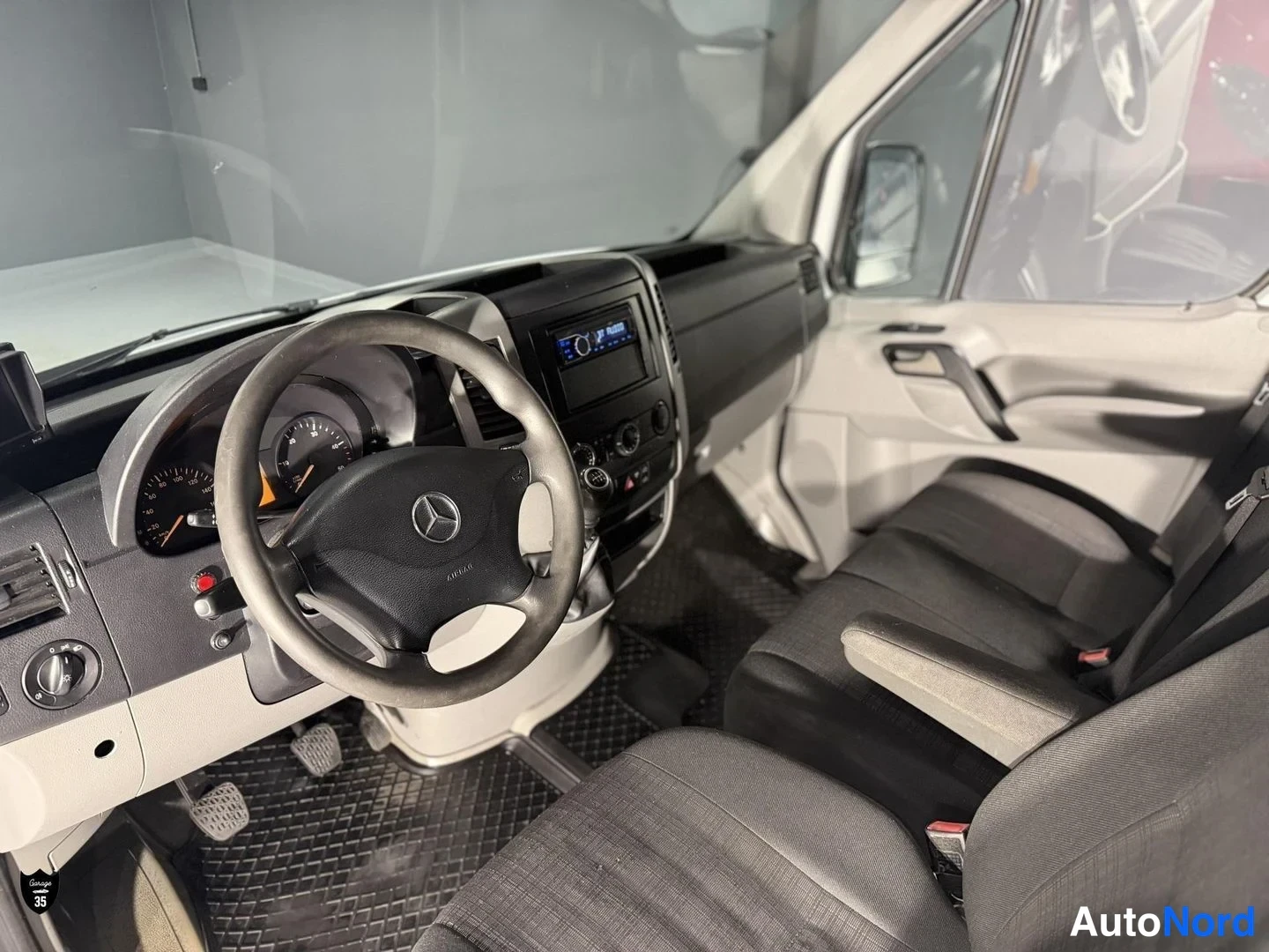 Valkoinen Mercedes-Benz Sprinter 316 CDI 2015, ohjaamo, kuva 11