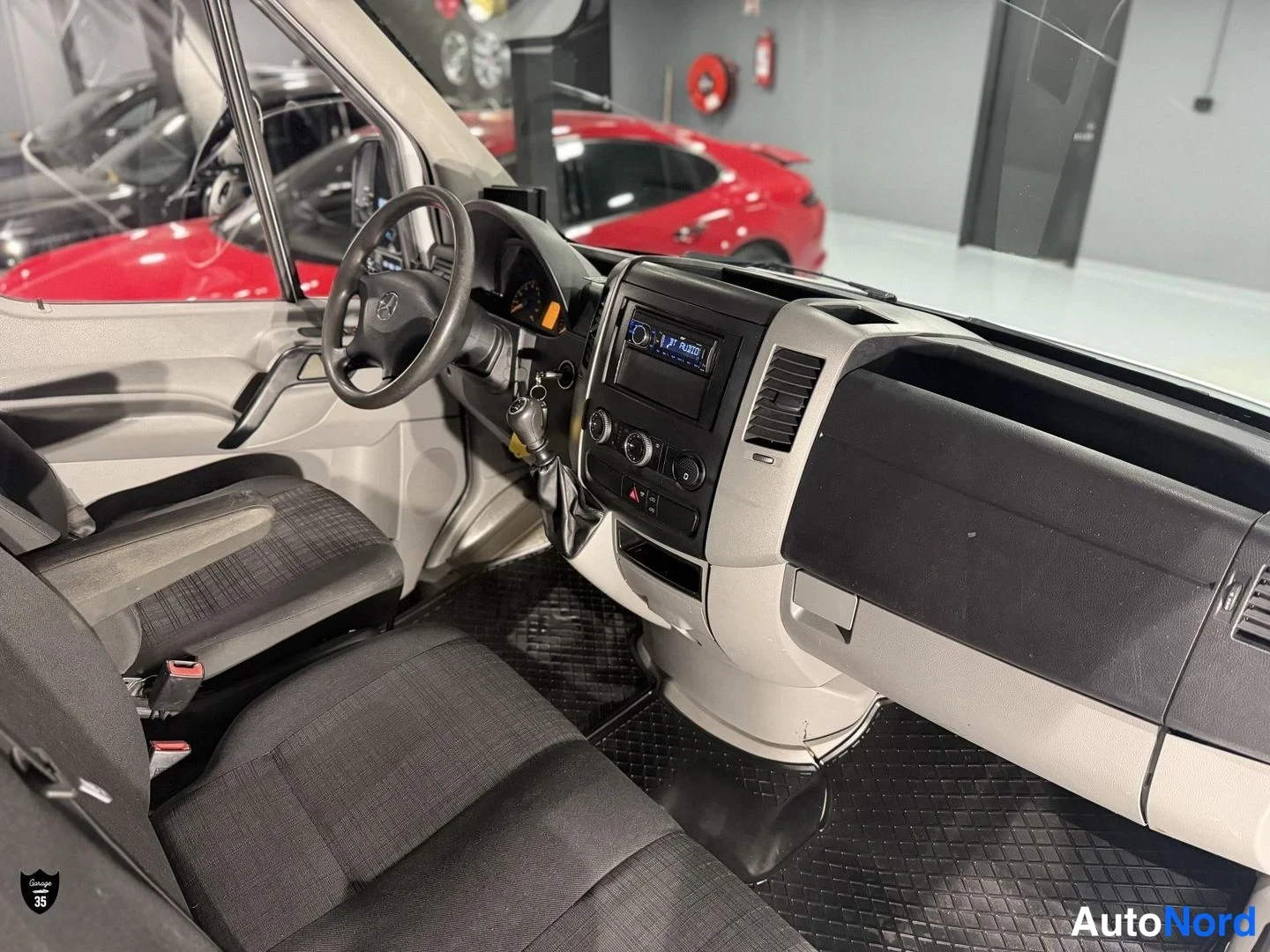 Valkoinen Mercedes-Benz Sprinter 316 CDI 2015, ohjaamo, kuva 12