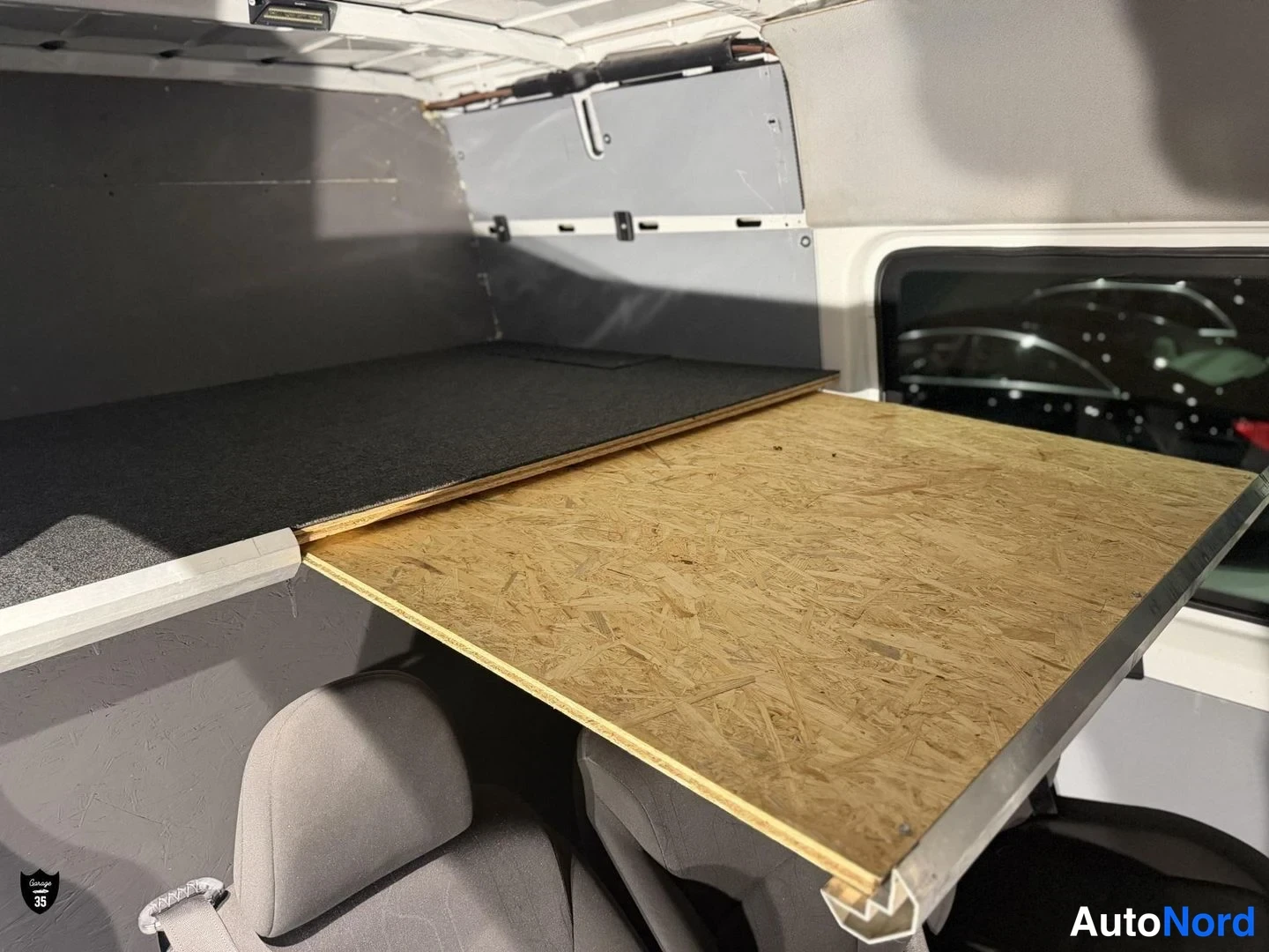 Valkoinen Mercedes-Benz Sprinter 316 CDI 2015, ohjaamo, kuva 13