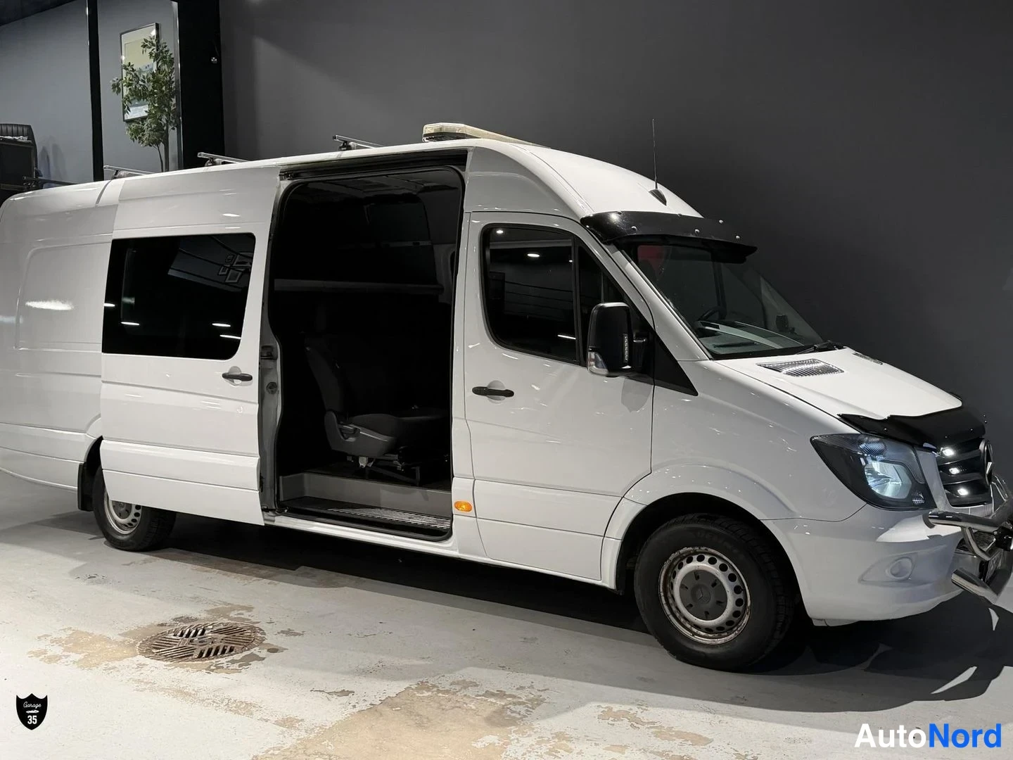 Valkoinen Mercedes-Benz Sprinter 316 CDI 2015, etuviisto, keula oikealle, kuva 2
