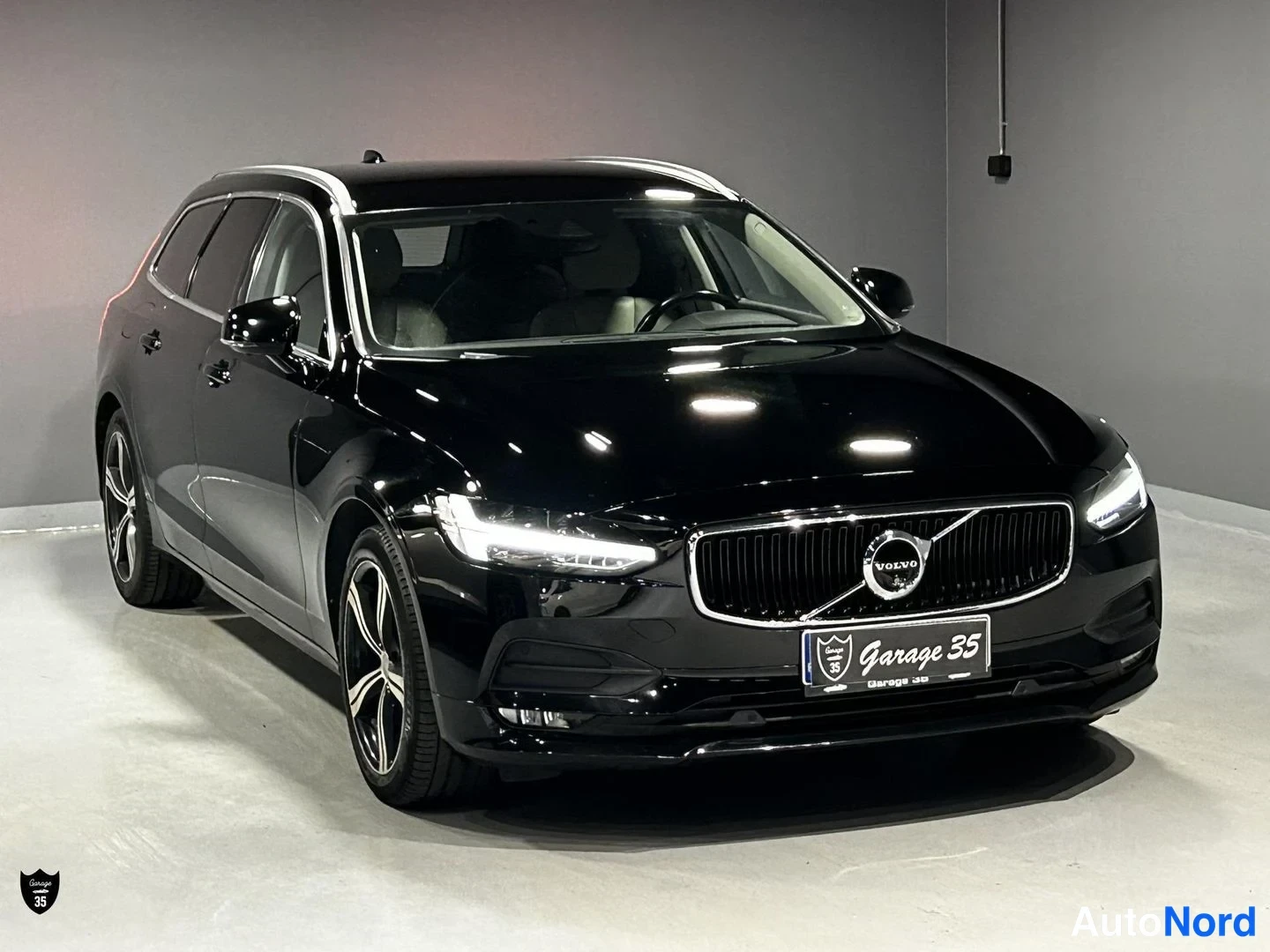 Musta Volvo V90 2017, etuviisto, keula oikealle, kuva 3