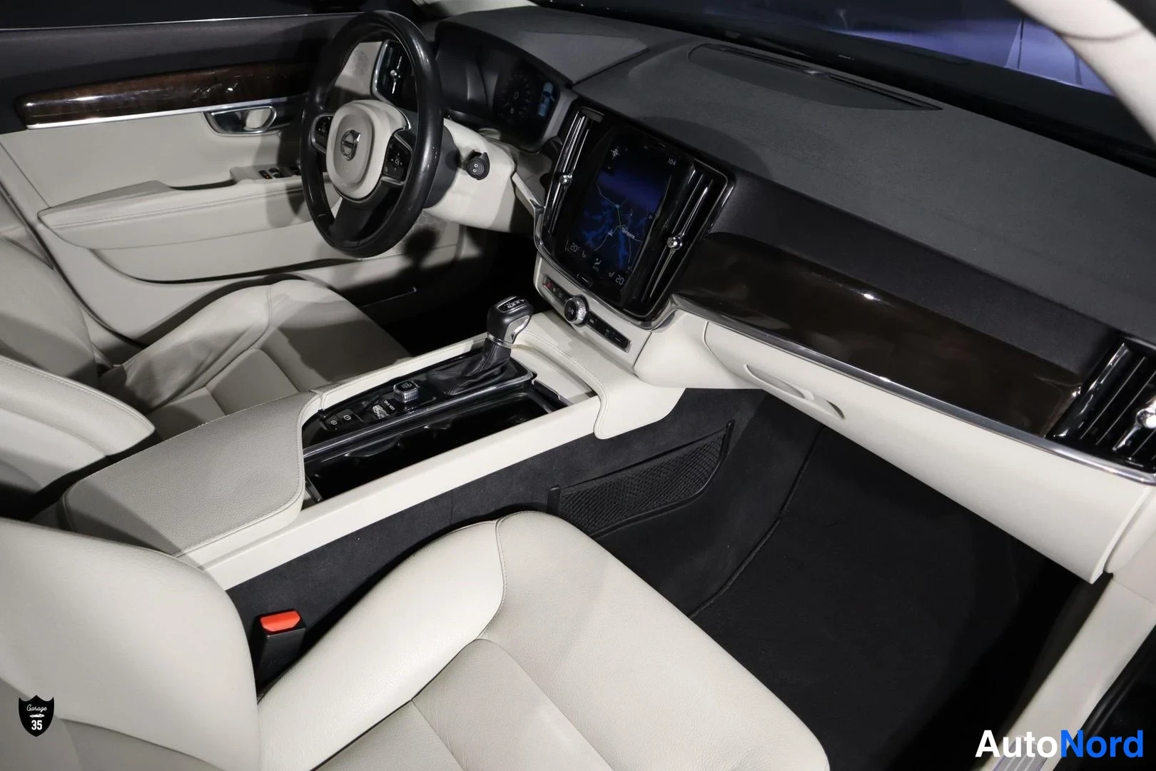 Musta Volvo V90 2017, ohjaamo, kuva 10