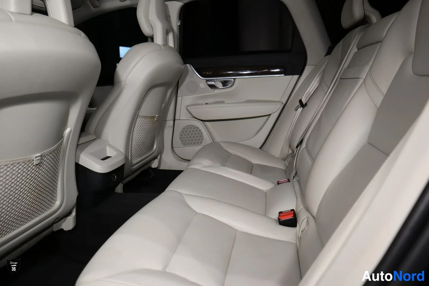 Musta Volvo V90 2017, takaistuimet, kuva 12