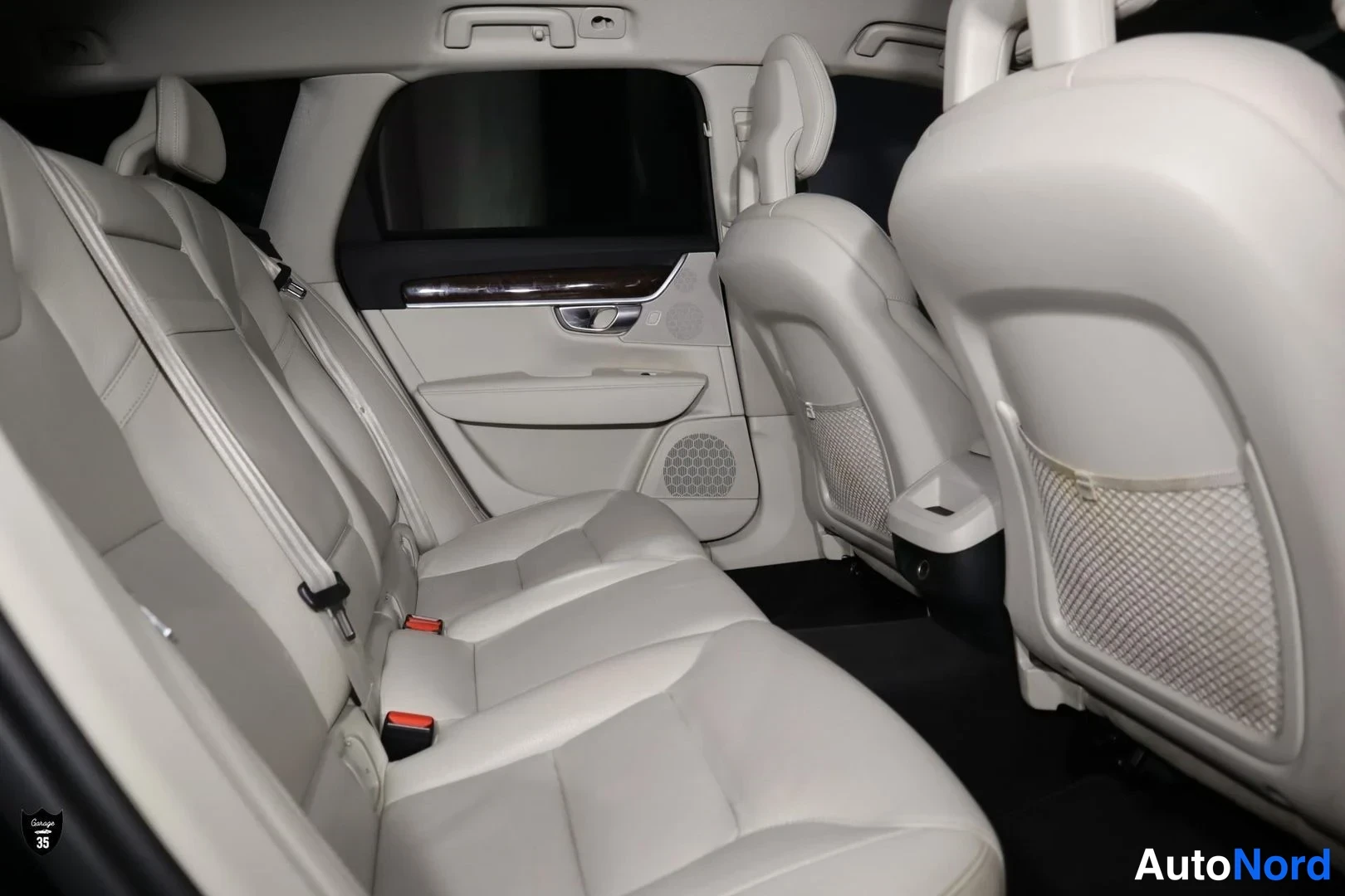 Musta Volvo V90 2017, takaistuimet, kuva 13