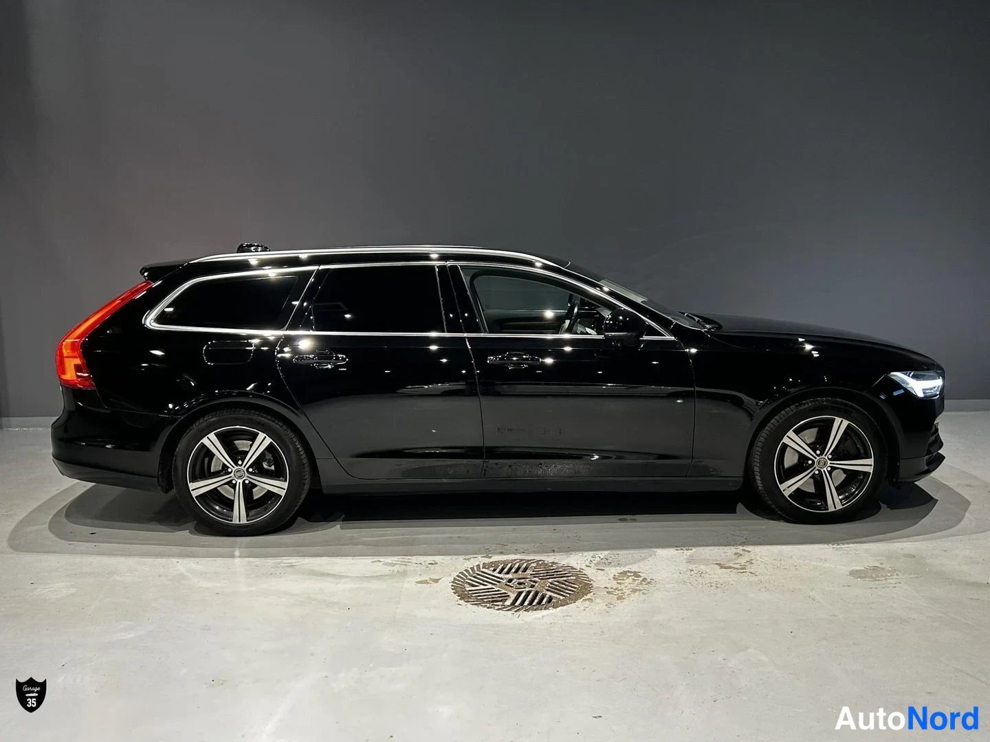 Musta Volvo V90 2017, sivulta, kuva 5
