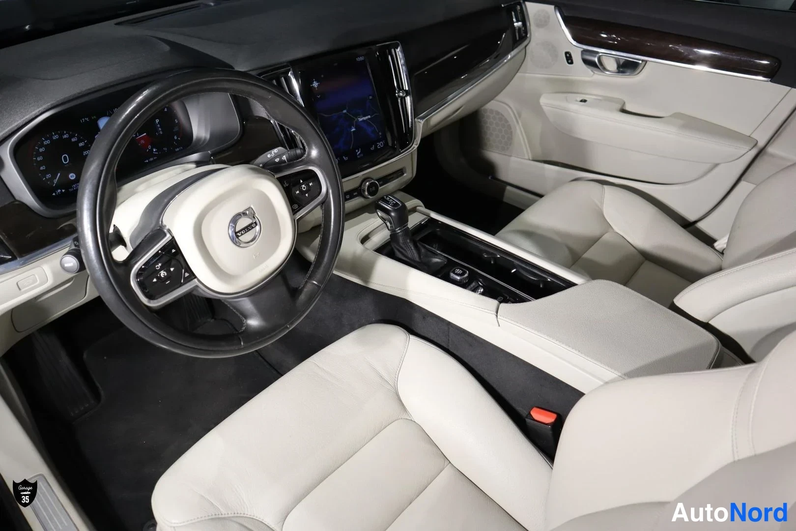 Musta Volvo V90 2017, ohjaamo, kuva 11