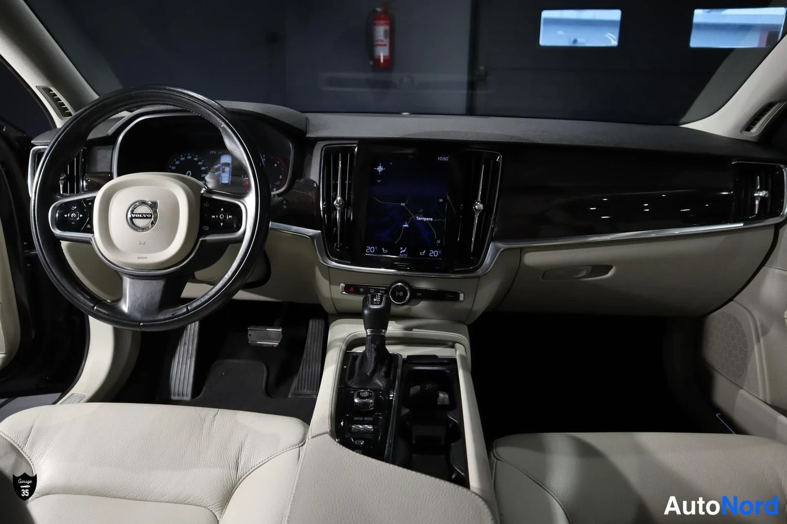 Musta Volvo V90 2017, ohjaamo, kuva 9