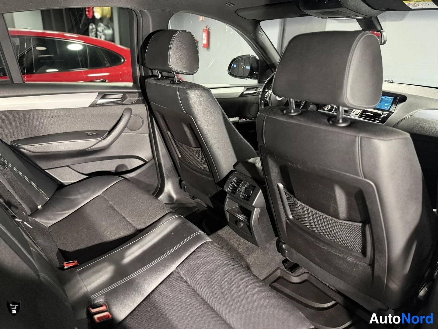 Musta BMW X4 xDrive20d 2015, takaistuimet, kuva 15