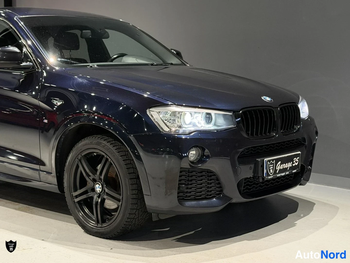 Musta BMW X4 xDrive20d 2015, etuviisto, keula oikealle, kuva 3