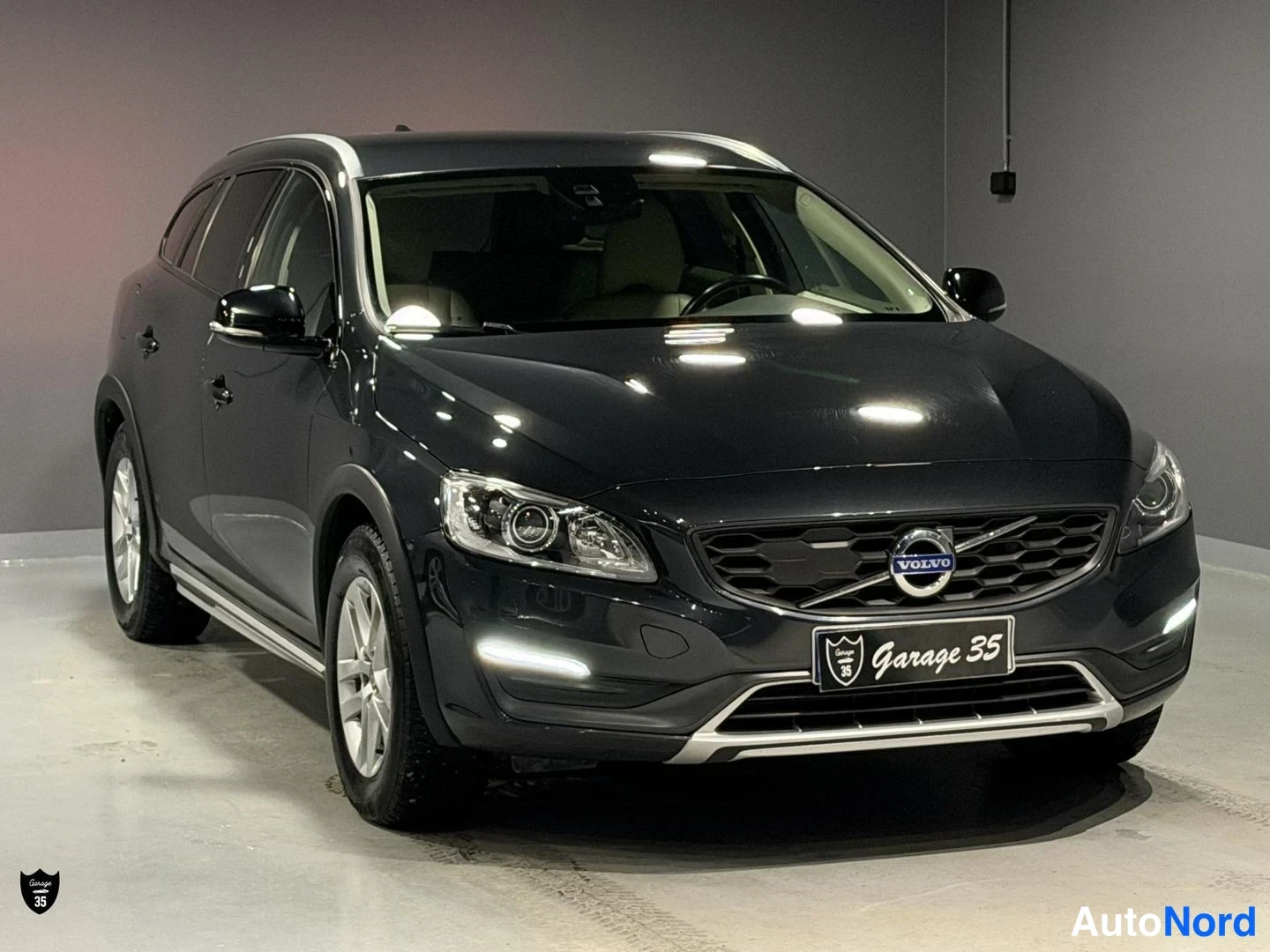 Harmaa Volvo V60 Cross Country 2016, etuviisto, keula oikealle, kuva 4