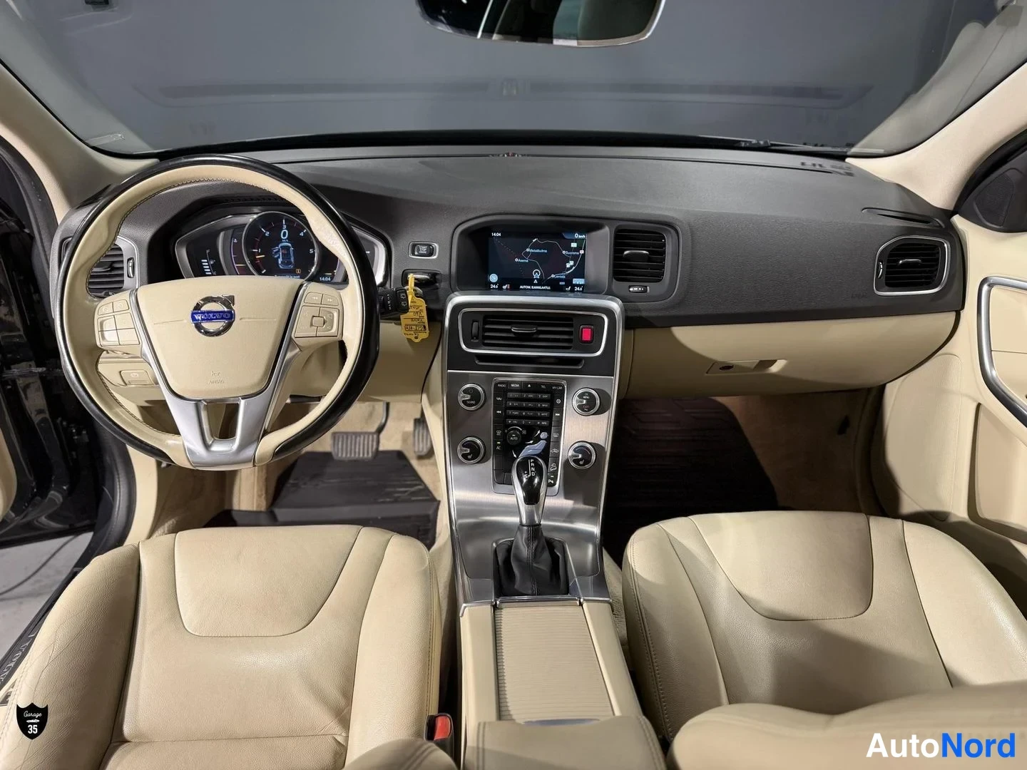 Harmaa Volvo V60 Cross Country 2016, ohjaamo, kuva 11