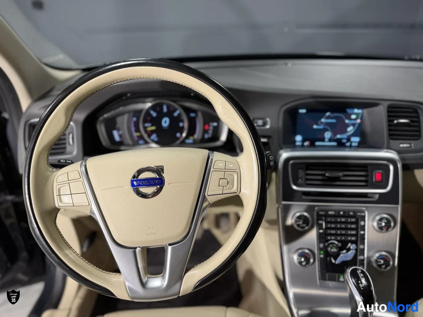 Harmaa Volvo V60 Cross Country 2016, yksityiskohta, kuva 16