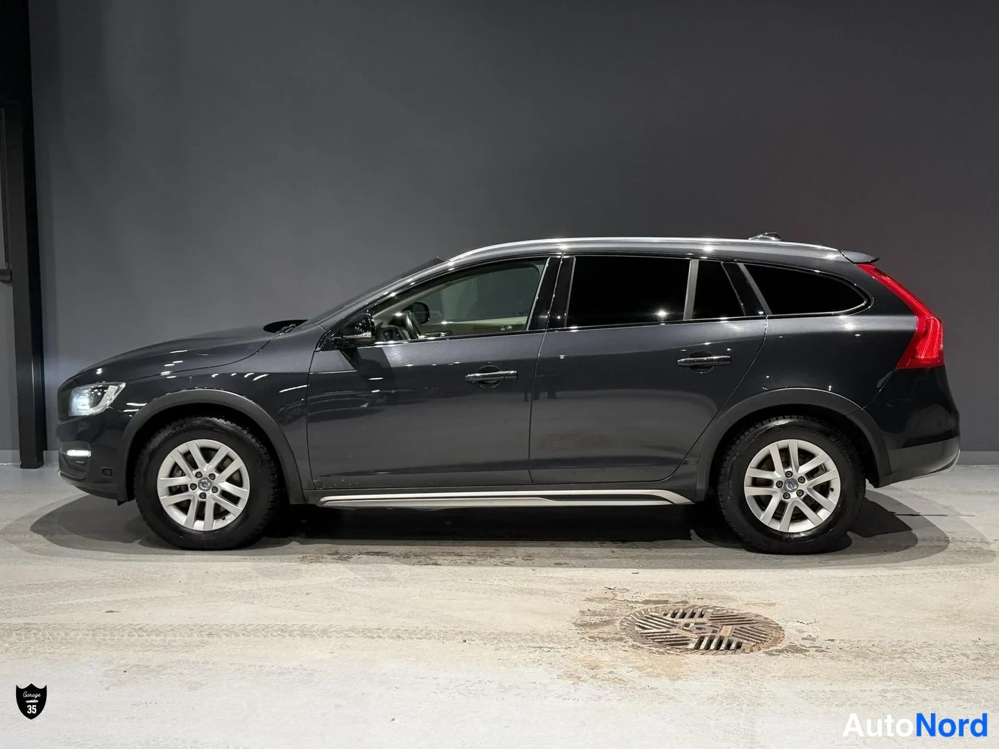 Harmaa Volvo V60 Cross Country 2016, sivulta, kuva 6