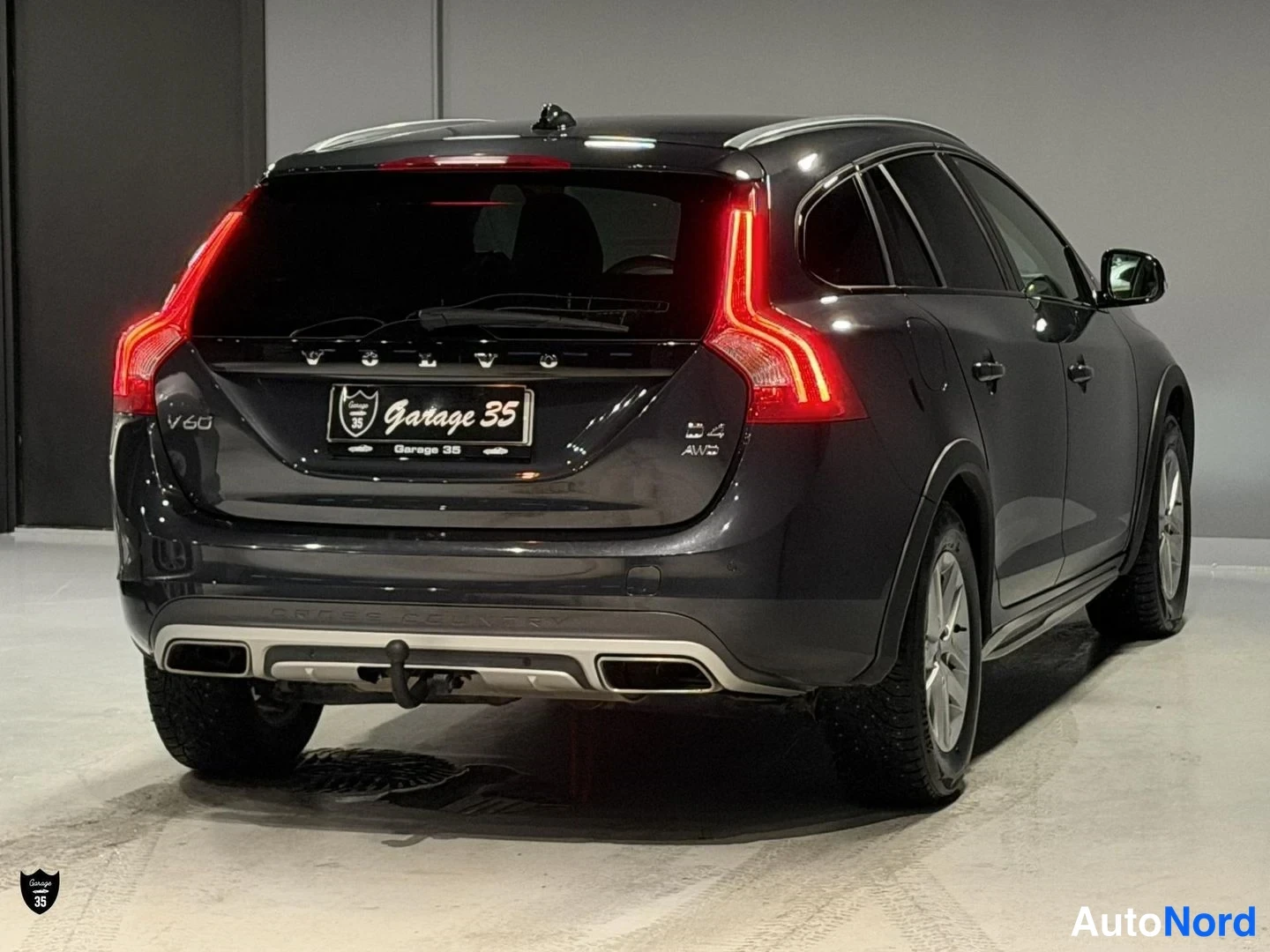 Harmaa Volvo V60 Cross Country 2016, takaviisto, kuva 8