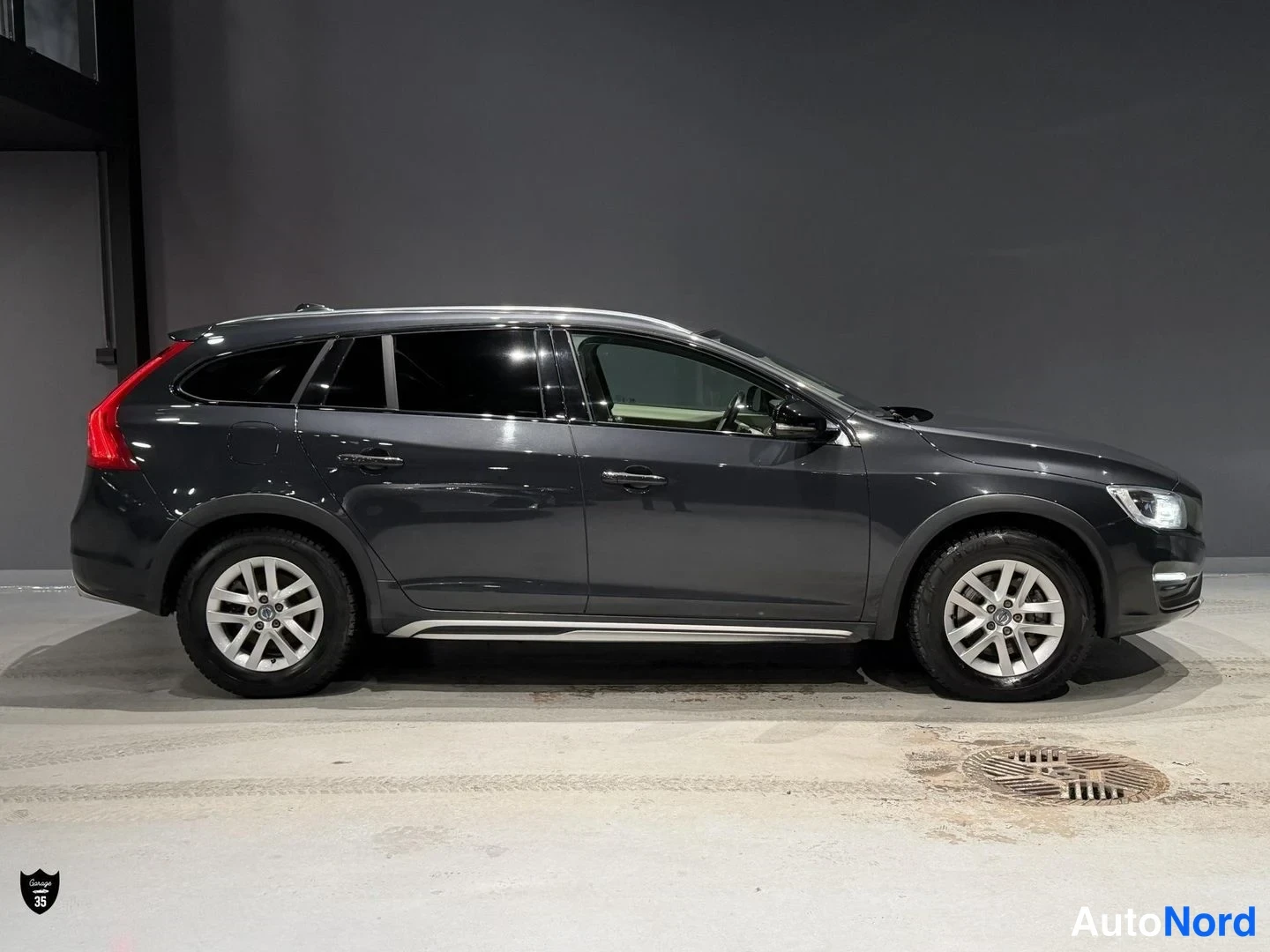 Harmaa Volvo V60 Cross Country 2016, etuviisto, keula oikealle, kuva 2